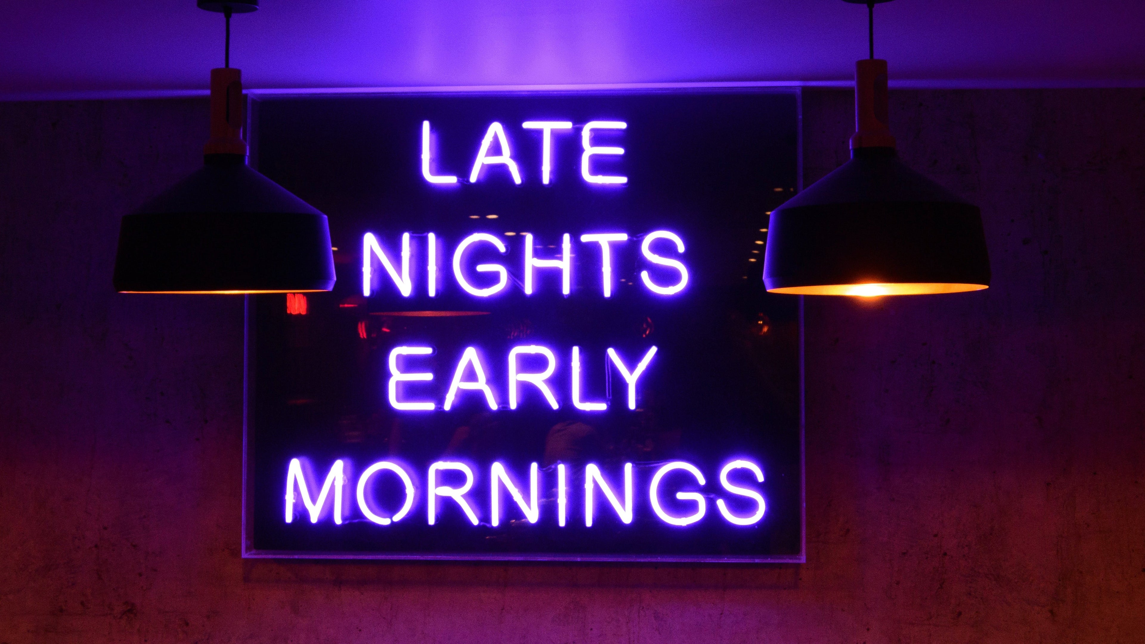 Neon verlichting muur: 5 ideeën voor een stralende blikvanger