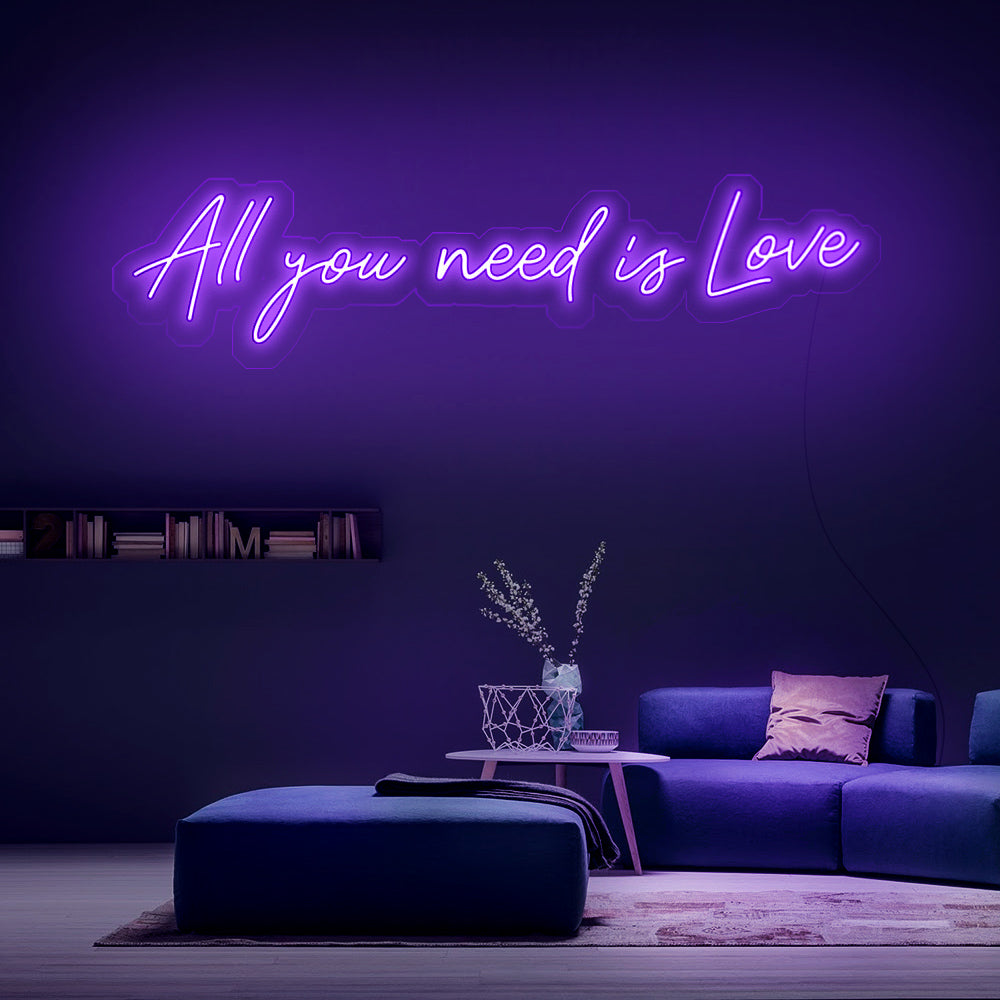 Trendy paarse neon sign All You Need Is Love voor een moderne sfeer