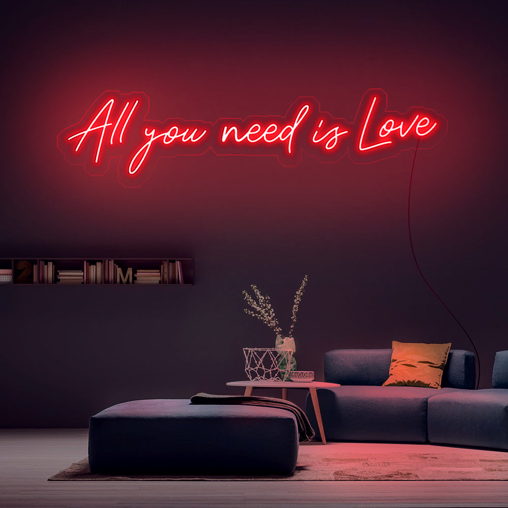 Rode All You Need Is Love neon lamp, ideaal als romantische wanddecoratie.