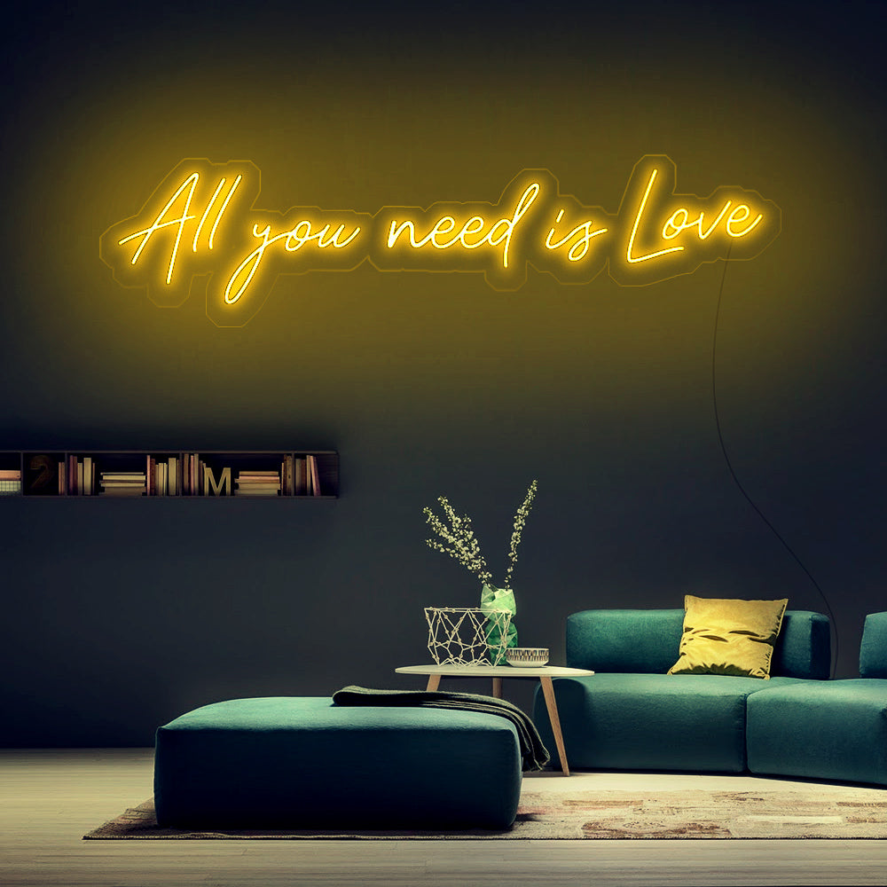 Gele All You Need Is Love neon verlichting muur die een warme gloed verspreidt