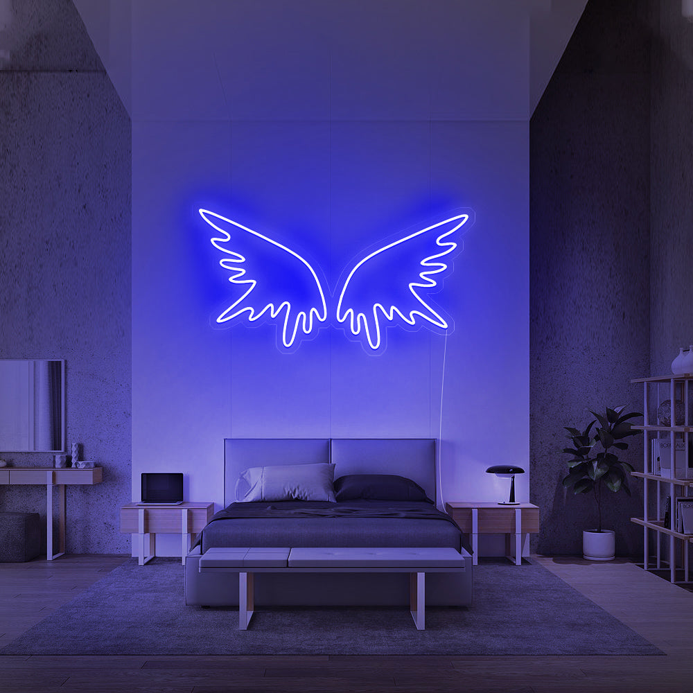Donkerblauw verlichte Angel Wings 2 boven een bank in een moderne woonkamer