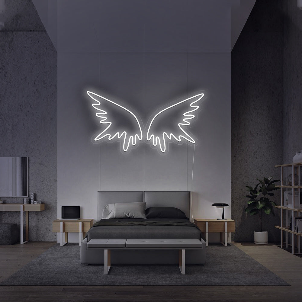 Helder wit lichtgevend engelenvleugels-silhouet in een minimalistisch interieur