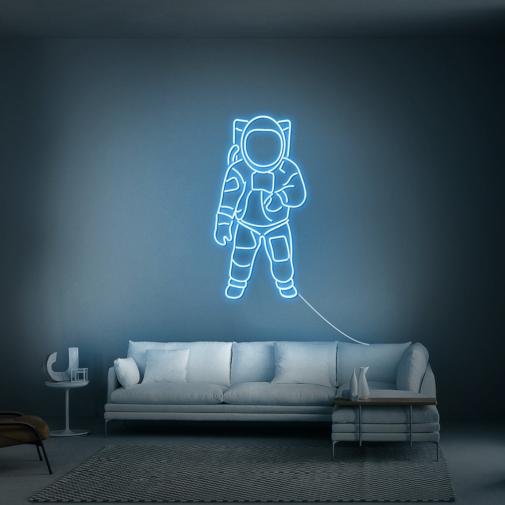 Ijsblauw oplichtende astronaut aan de wand in een modern ingerichte kinderkamer