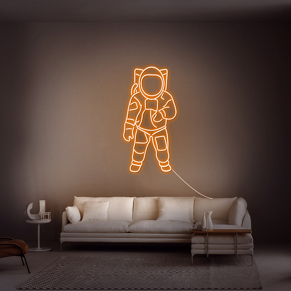 Oranje lichtgevende astronautenlamp voor een warme, futuristische sfeer in de studeerkamer