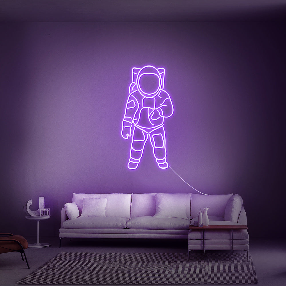 Paars verlichte kosmonaut aan de muur als hippe achtergrond voor streamers en gamers