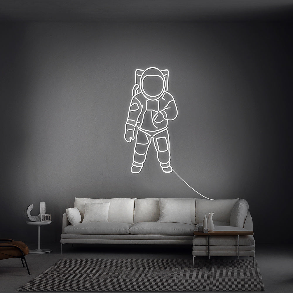 Wit oplichtend astronauten-paneel als minimalistische wanddecoratie in de zithoek