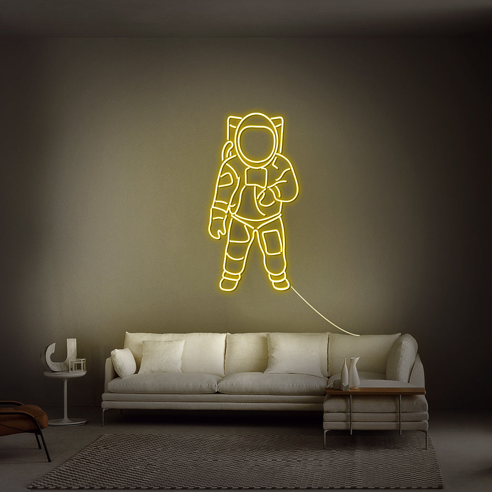Gele sfeerverlichting met een galactisch thema in een creatieve studio of speelkamer