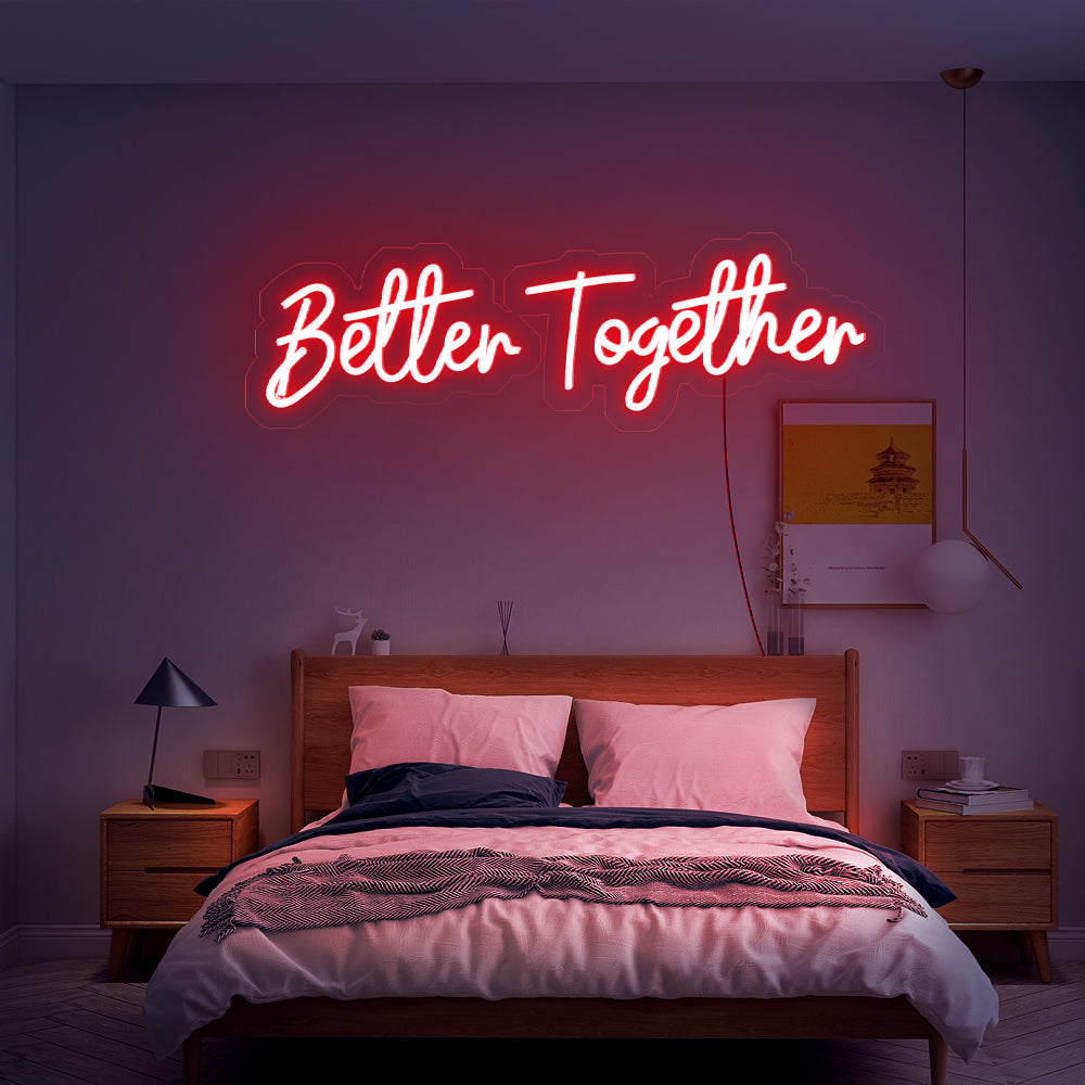 Rode handgeschreven Better Together LED-verlichting aan de wand in een sfeervolle slaapkamer