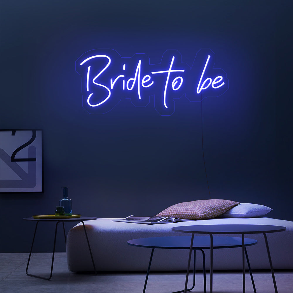 Donkerblauwe Bride to Be neon lamp aan de muur in een romantische slaapkamer - dimbaar LED neon sign voor een bruidsmeisje of aanstaande bruid