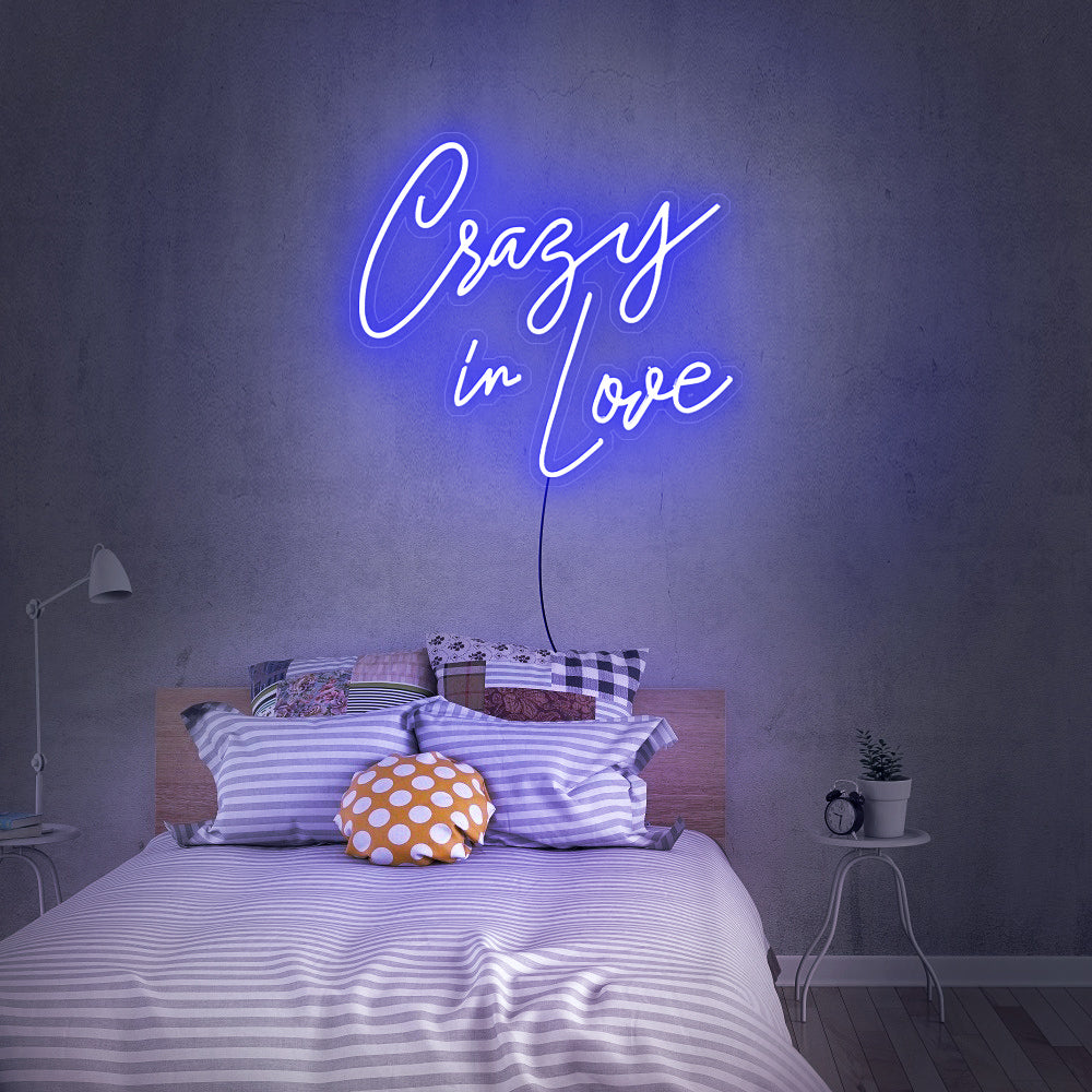Donkerblauwe Crazy in Love neon lamp in een moderne slaapkamer - dimbaar LED neon sign voor een romantische sfeer"