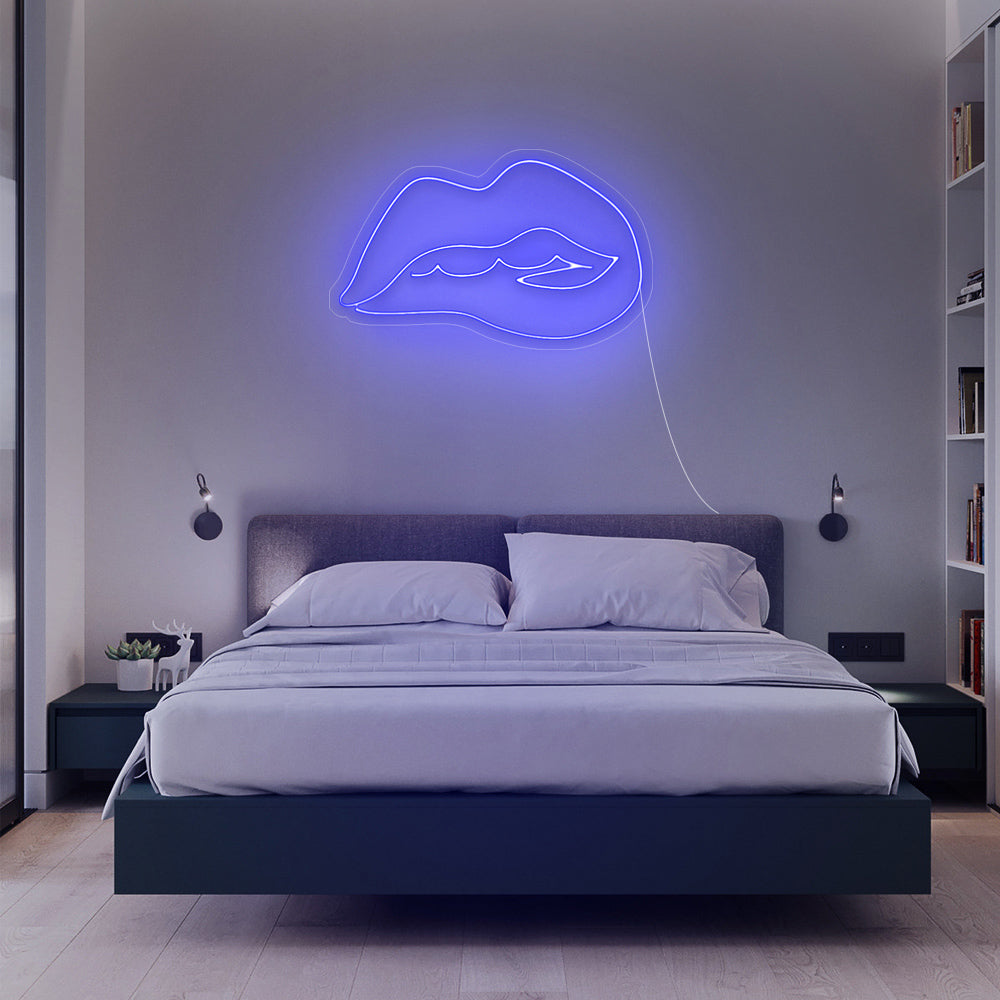 Donkerblauwe Lips neon lamp in een gaming kamer - coole LED neon verlichting voor een unieke sfeer