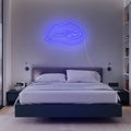 Donkerblauwe Lips neon lamp in een gaming kamer - coole LED neon verlichting voor een unieke sfeer