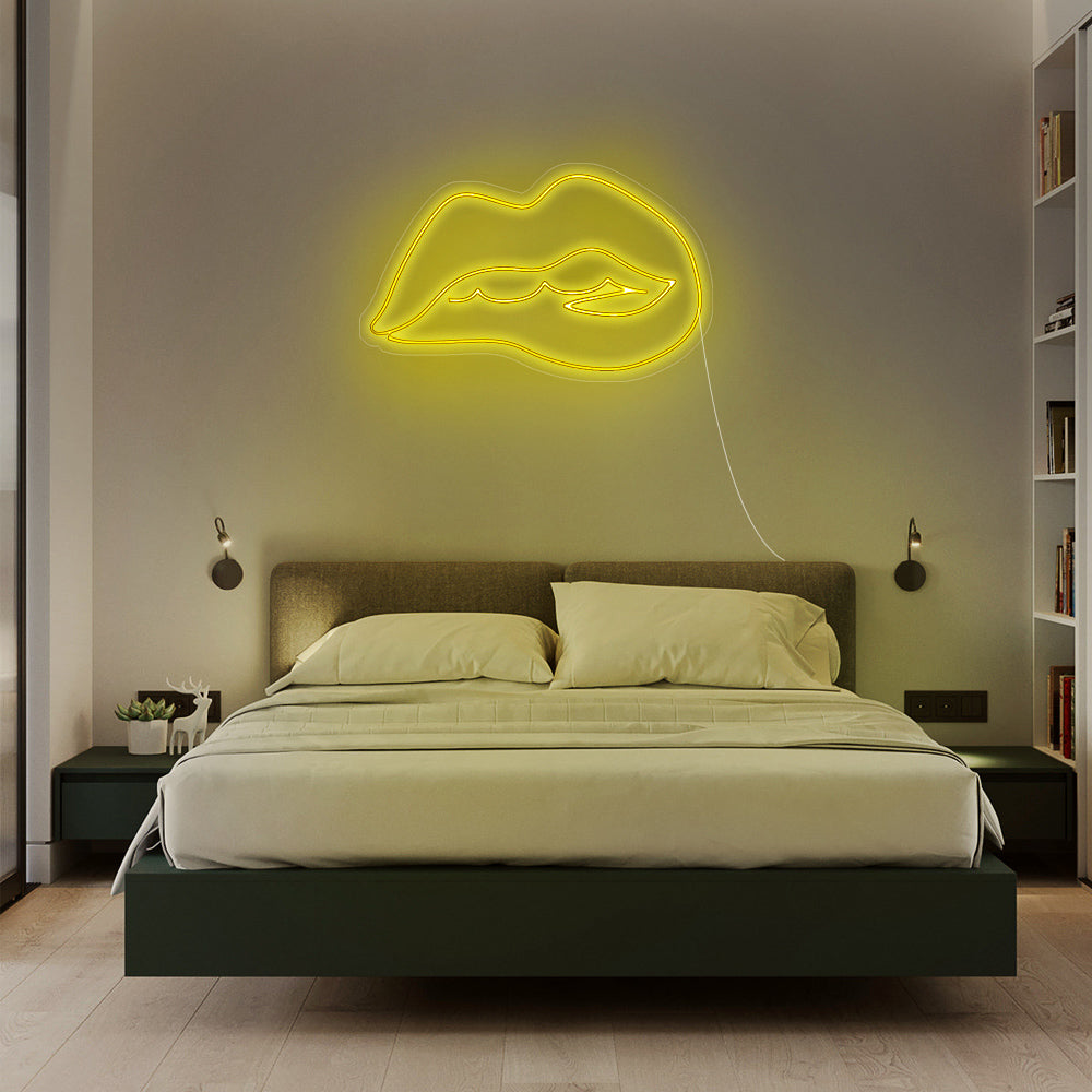 geel Lips neon verlichting boven een bank in een hippe woonkamer - opvallend LED neon sign voor een trendy interieur