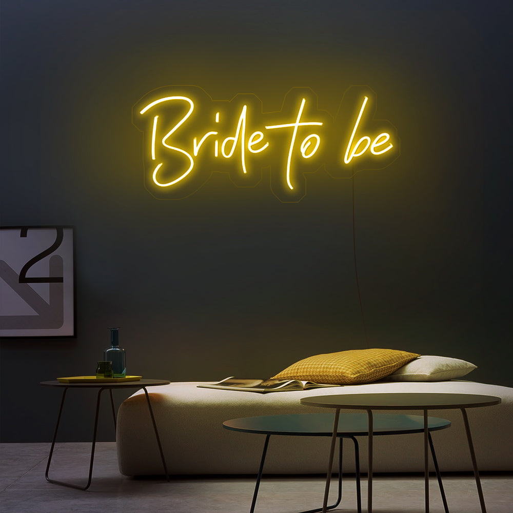 Gele Bride to Be neon lamp in een vrolijke feestruimte - veilige LED neon verlichting voor een warme gloed