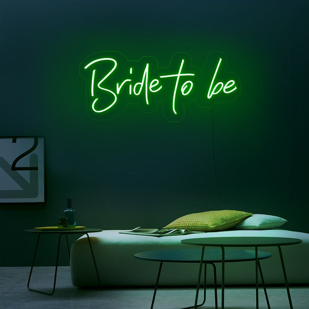 Groene Bride to Be neon verlichting in een gezellige woonkamer - opvallend LED neon sign voor een bruidsshowers of vrijgezellenfeest
