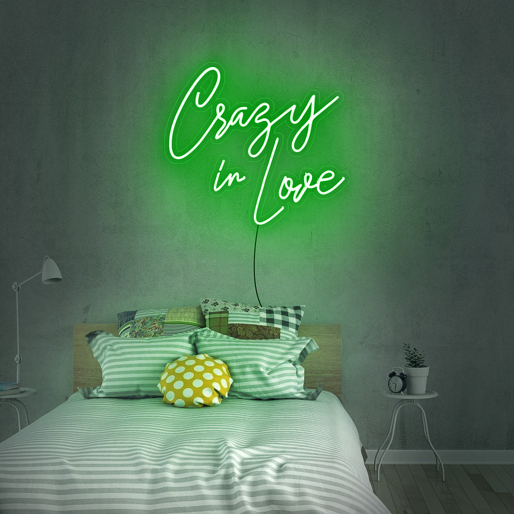 Groene Crazy in Love neon verlichting in een gezellige woonkamer - opvallend LED neon sign met warme gloed
