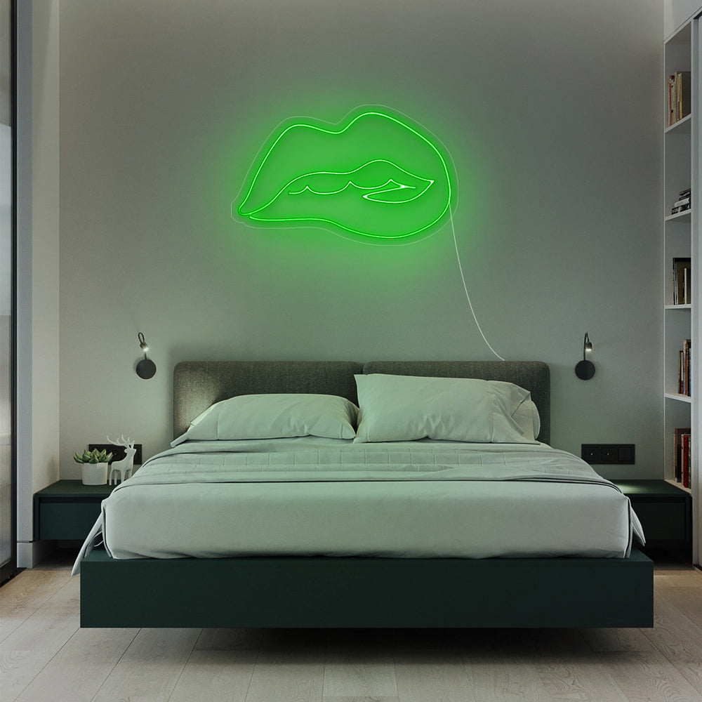 Groene Lips neon sign in een gezellige woonkamer - opvallende wanddecoratie met warme LED-gloed