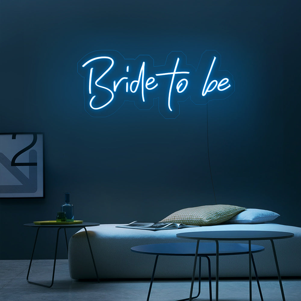 Lichtblauwe Bride to Be neon sign in een moderne slaapkamer - zachte LED neon lamp voor een dromerige sfeer