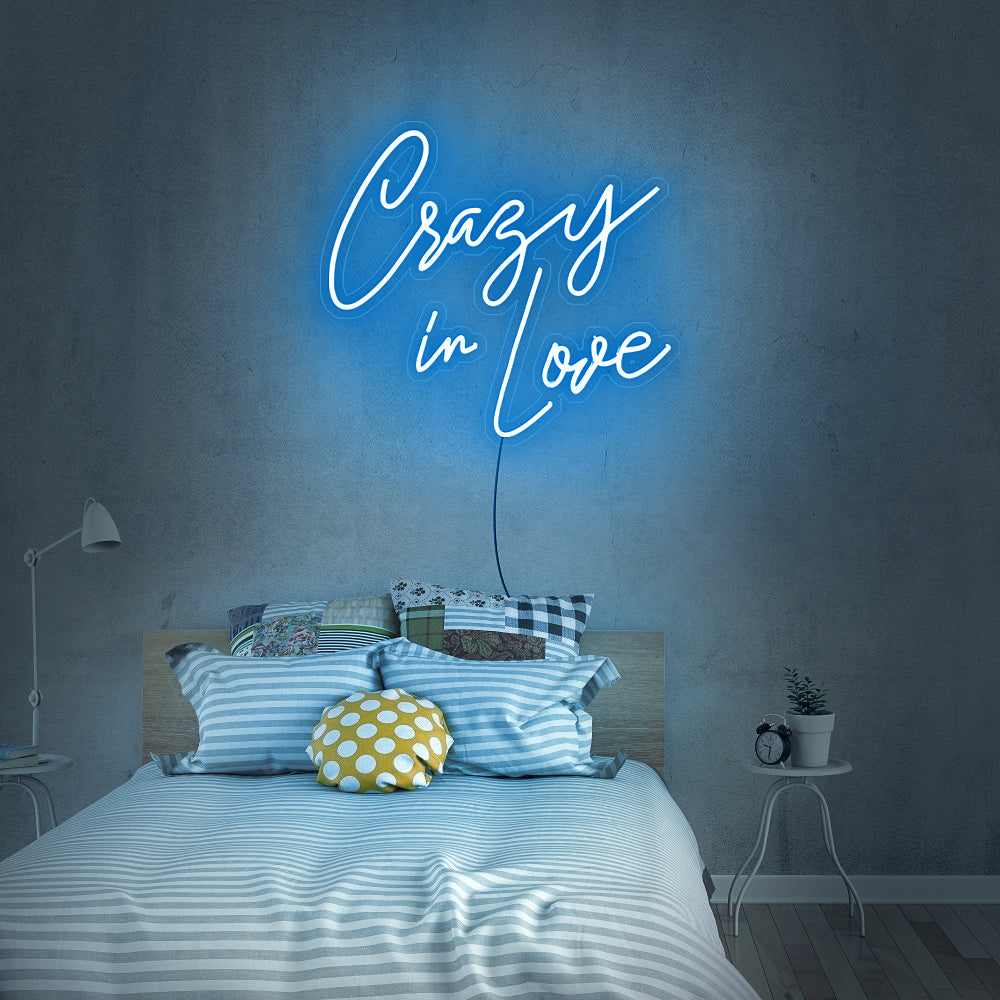 Lichtblauwe Crazy in Love neon sign als Instagram-spot in een moderne salon - dimbaar en energiezuinig