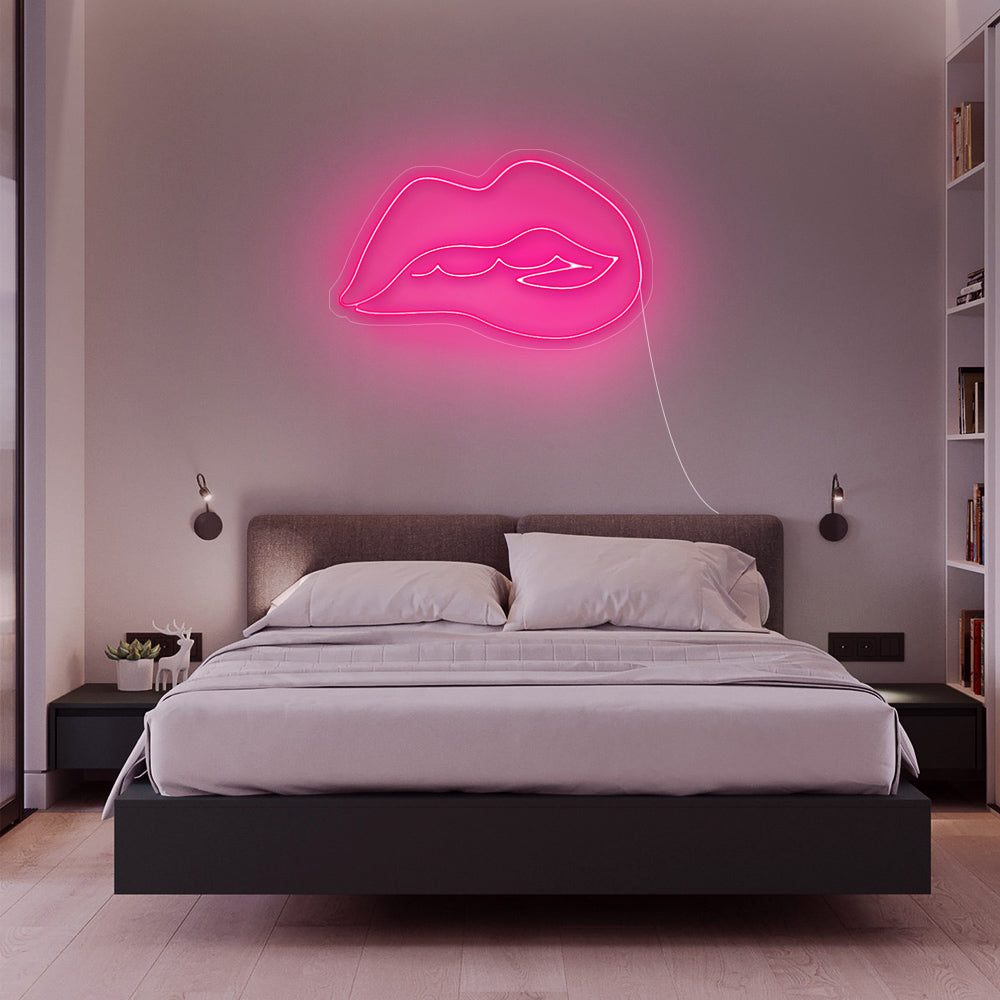 Roze Lips neon verlichting boven een bank in een hippe woonkamer - opvallend LED neon sign voor een trendy interieur