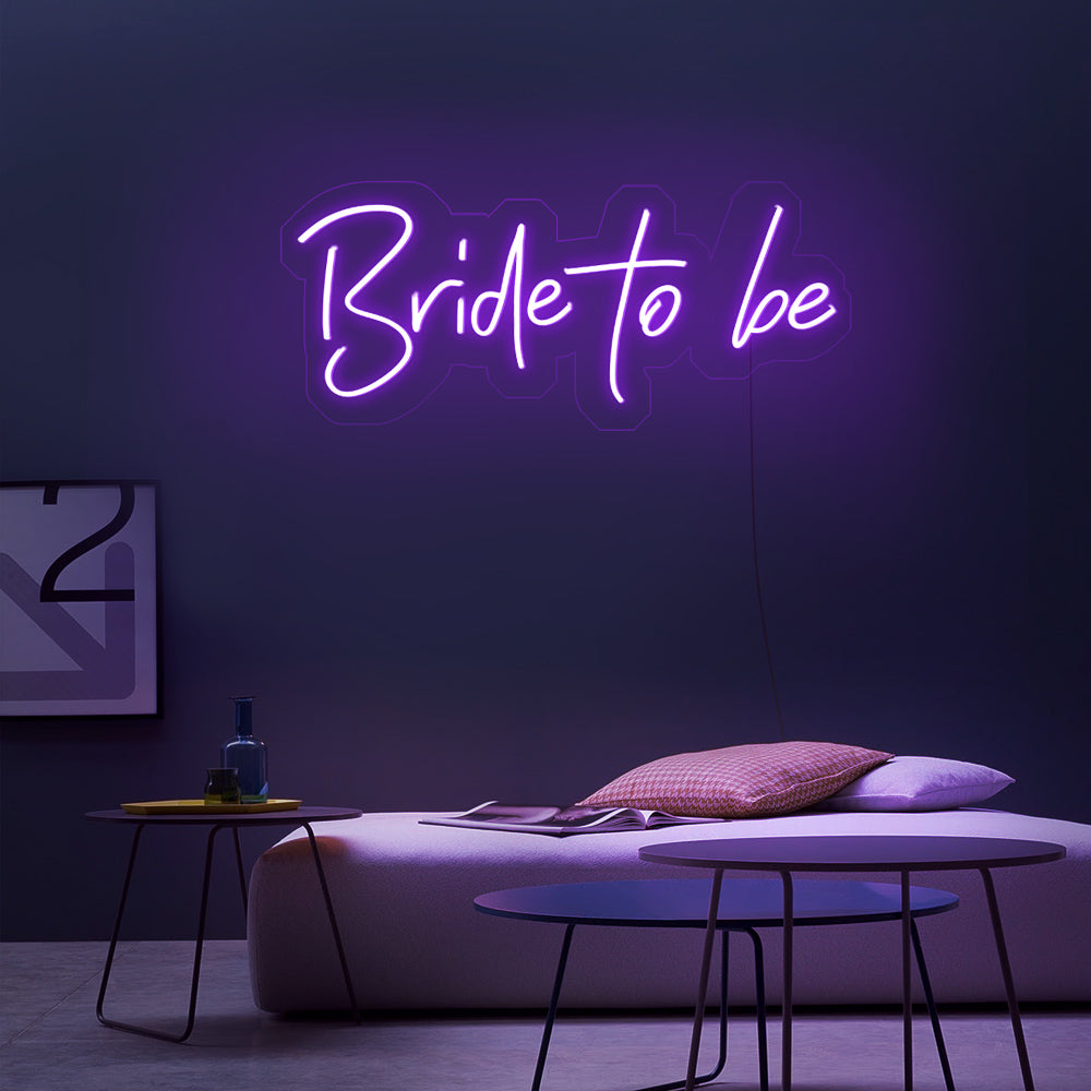 Paarse Bride to Be neon lamp in een creatieve studio - coole LED neon verlichting voor een unieke bruidsfotosessie