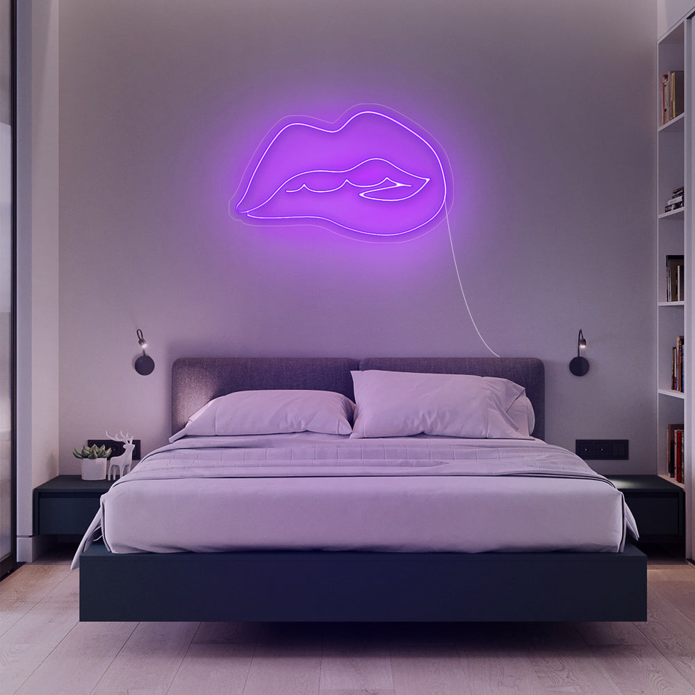 Paarse Lips neon lamp in een romantische slaapkamer - dimbaar LED neon sign voor een rustgevende gloed