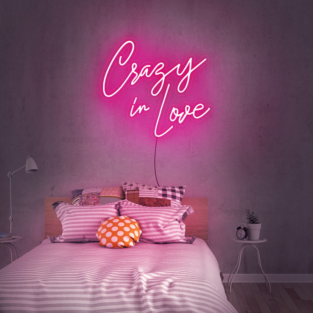 Roze Crazy in Love neon verlichting in een romantische slaapkamer - dimbaar LED neon sign voor een zachte gloed
