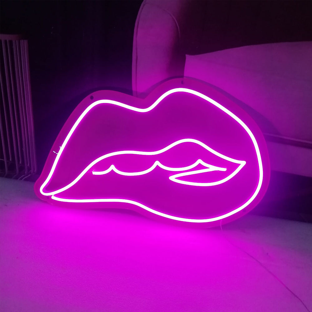 Roze Lips neon verlichting boven een bank in een hippe woonkamer - opvallend LED neon sign voor een trendy interieur