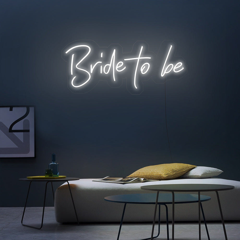 Witte Bride to Be neon verlichting in een minimalistische slaapkamer - strak LED neon sign met 2 jaar garantie