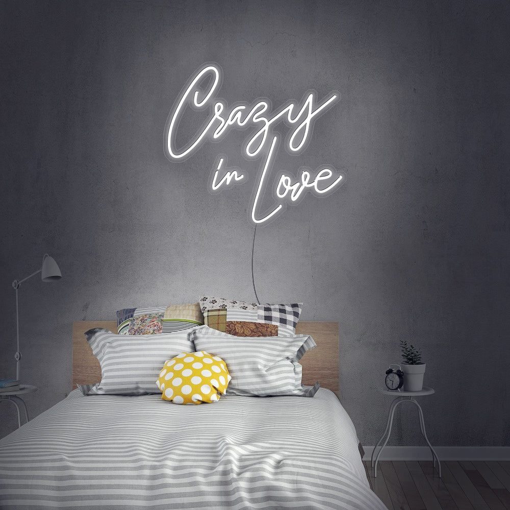 Witte Crazy in Love neon verlichting in een minimalistische slaapkamer - strak LED neon sign met 2 jaar garantie