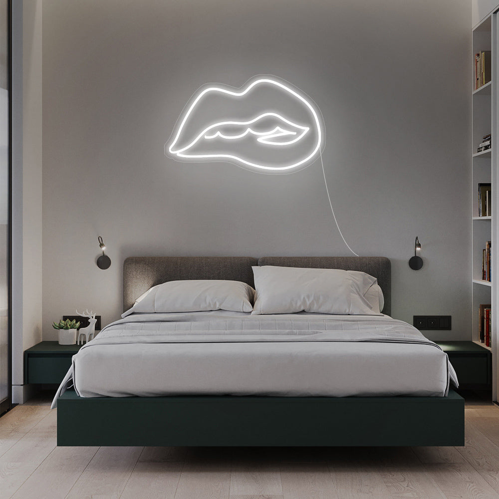 Witte Lips neon lamp aan de muur in een moderne slaapkamer - dimbaar LED neon sign voor een romantische sfeer